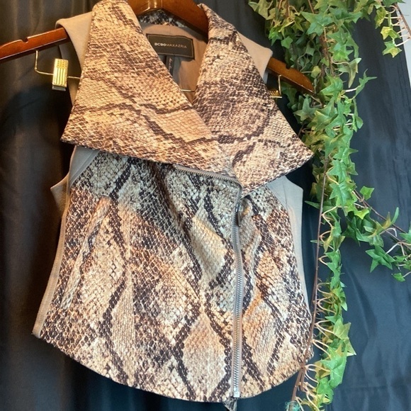 🌎BCBG Snake skin Vest - Picture 1 of 7